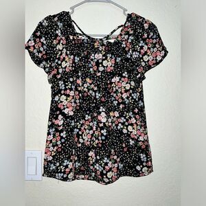 NWOT- SUMMER TOP WITH A FLORAL PATTERN- size MEDIUM